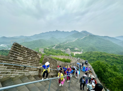 端午首日八達(dá)嶺再現(xiàn)“水墨丹青”奇景，園區(qū)多措并舉保障游客體驗(yàn)